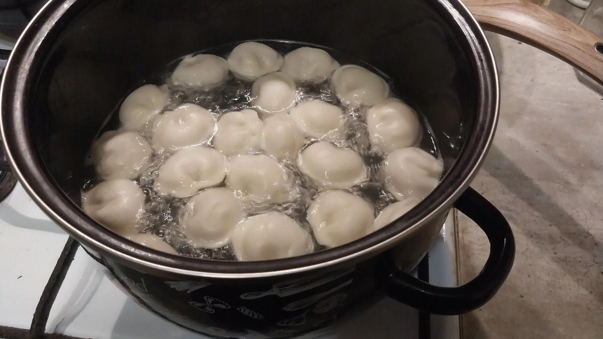 Умные хозяйки всегда льют в пельмени стакан холодной воды - вот, зачем: секрет в физике