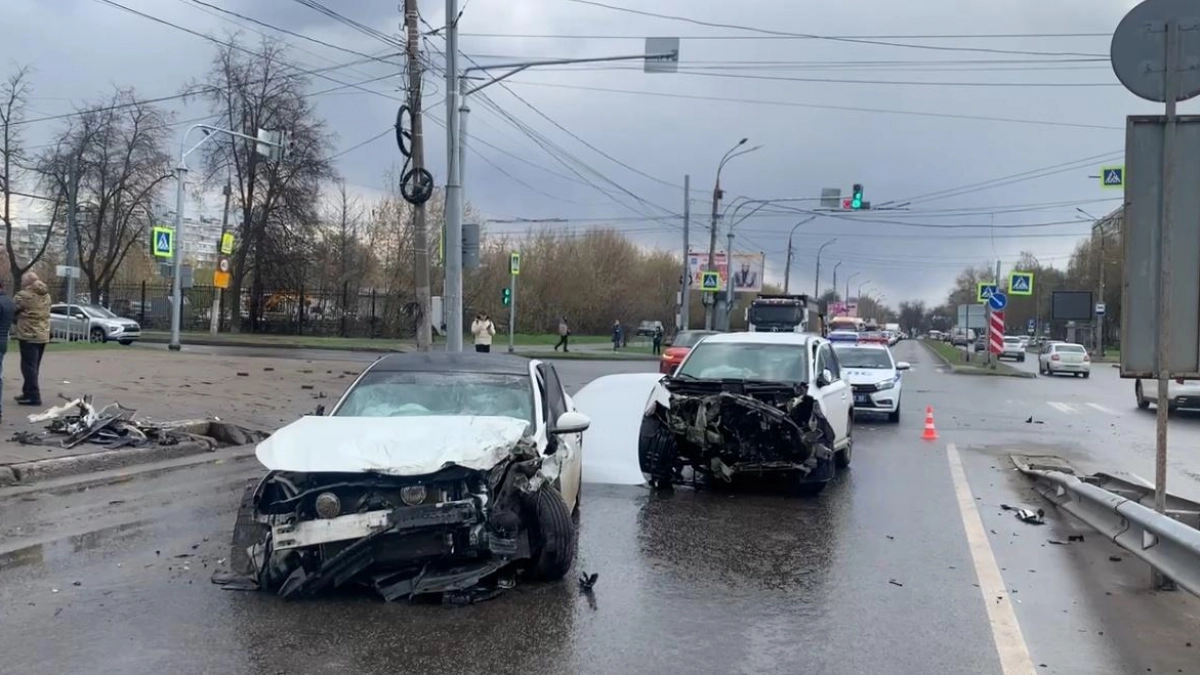 Два автомобиля столкнулись на улице Краснодонцев: четверо в больнице