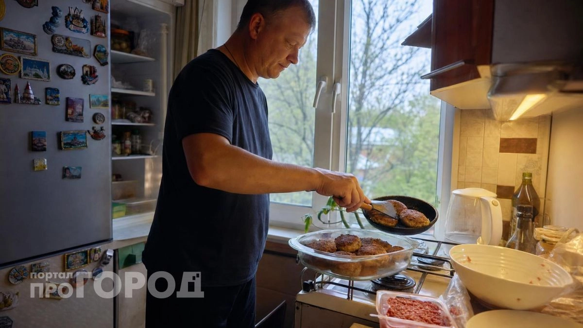 Хватит мучиться с сырыми котлетами: один простой прием на плите сделает их сочными без духовки и лишней грязи