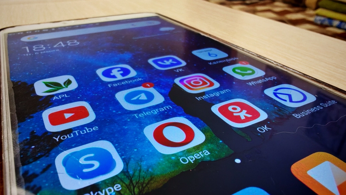 Почему WhatsApp* начал глючить у всех россиян: как 3 нажатиями кнопок вернуть связь