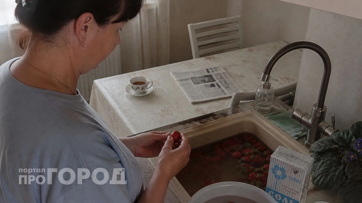 Перестаньте есть клубнику без этой проверки: простой способ выгнать скрытых паразитов за пять минут