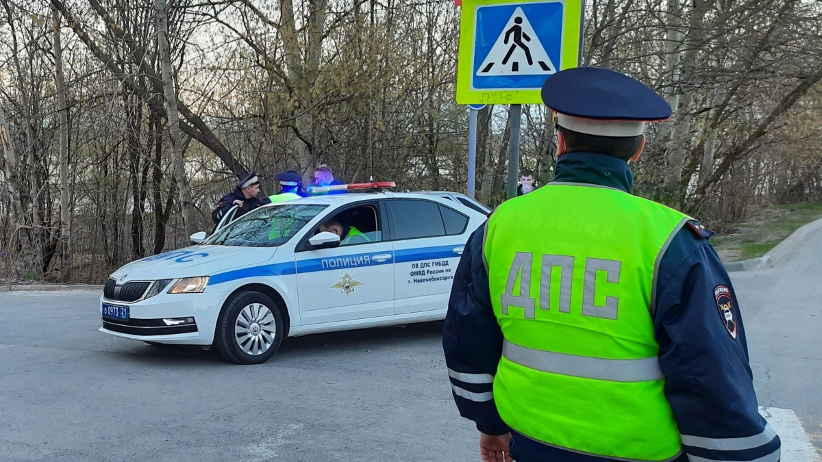 Инспектор держит права и не отдаёт: 1 звонок сразу же решает всё — законный способ заставить вернуть документы
