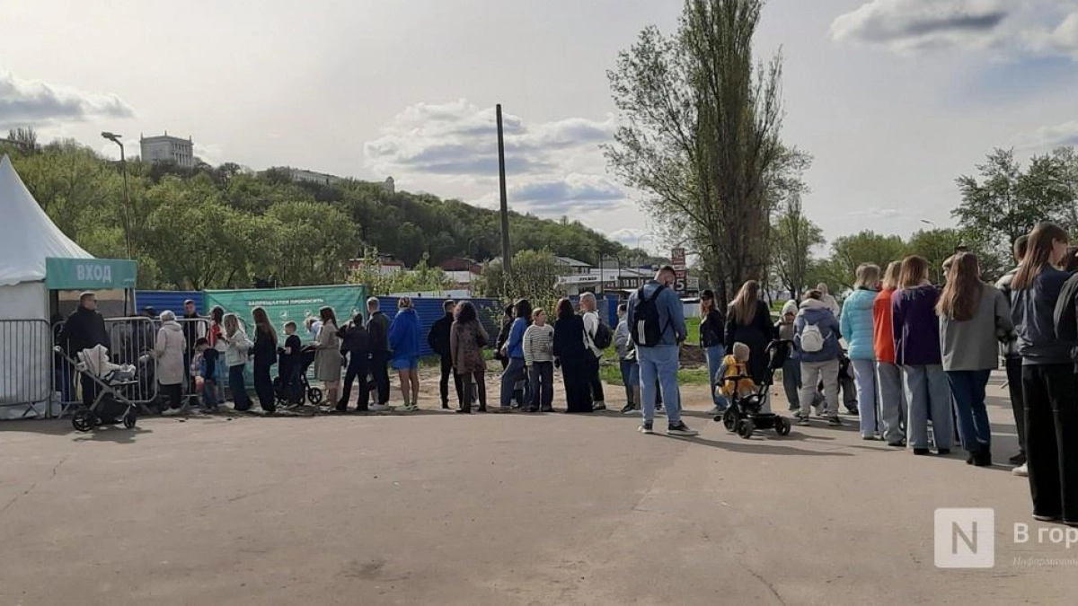Тысячи нижегородцев выстроились в очереди у Парка Победы в День Победы