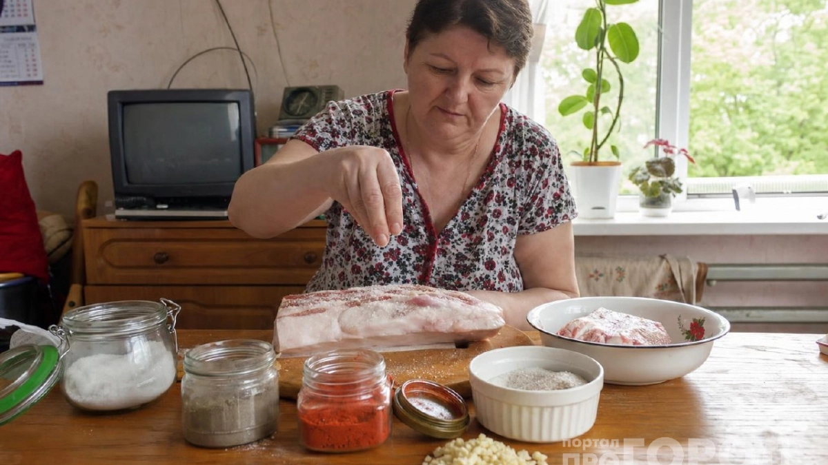 Солю сало по рецепту запорожских казаков: нежнее сливочного масла и лучше любой колбасы - за столом нарасхват