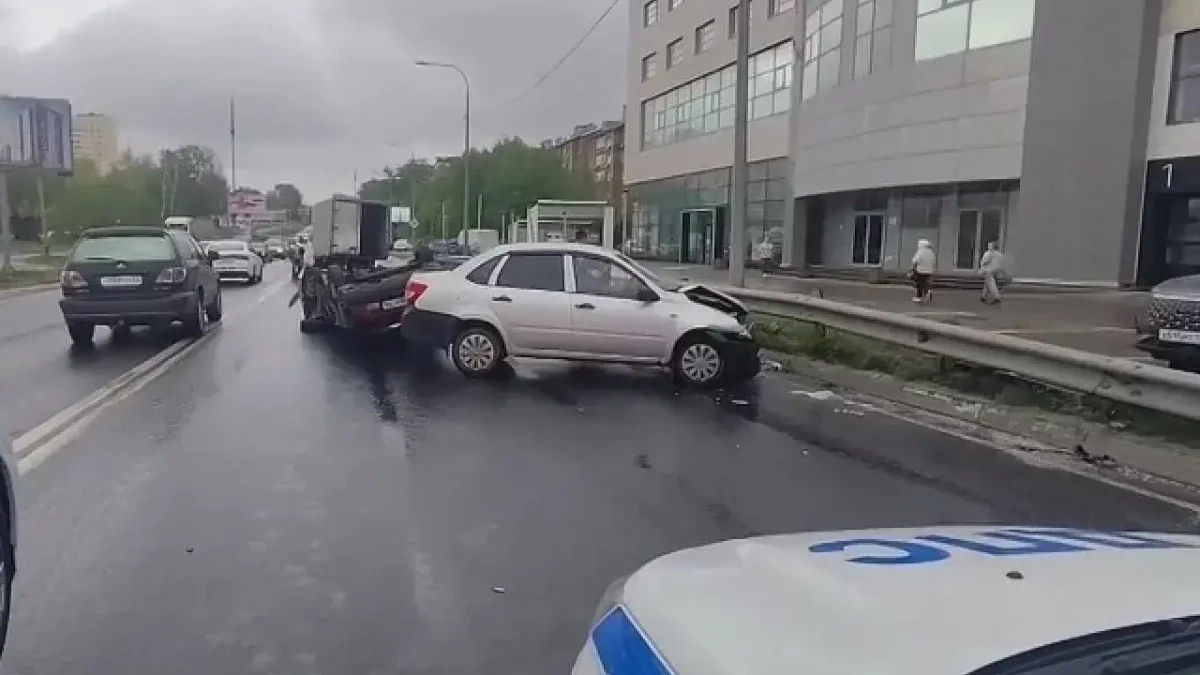 ВАЗ выехал на встречную и столкнулся с двумя машинами: пострадали дети