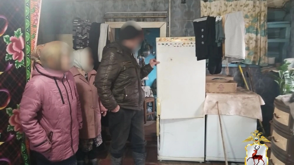 Голодный вор из Лукояновского района залез через окно к соседке, чтобы унести шоколадки, форель, мясо и сало
