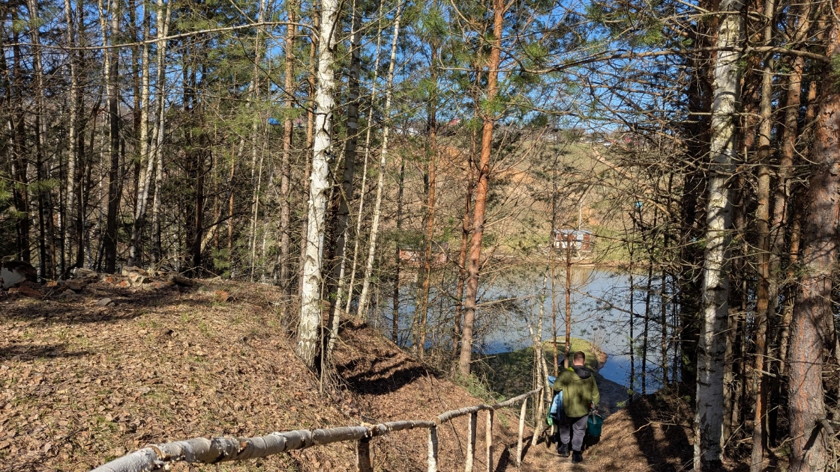 Пока вы поливаете грядки, клещи уже ждут в траве у забора: спасут всего 2 капли копеечного средства на одежду