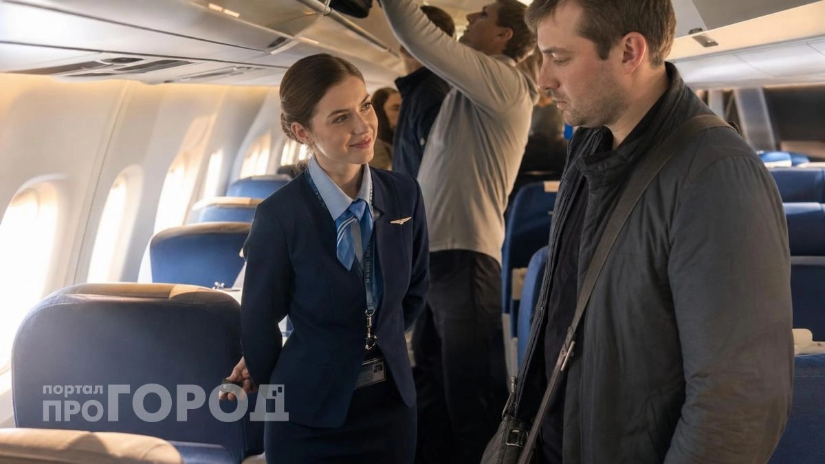 Стюардесса на входе в самолет всегда держит руки за спиной: причина оказалась гораздо проще ваших догадок