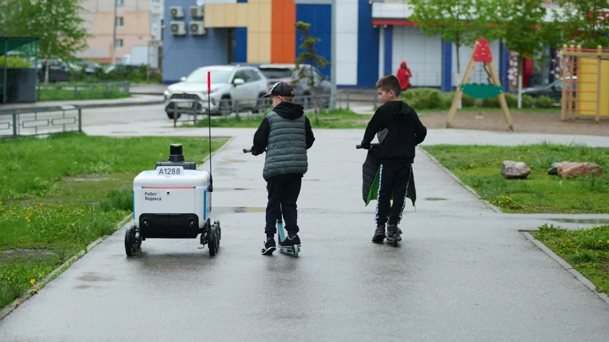 Роботы вышли на улицы города и начали возить ужин нижегородцам