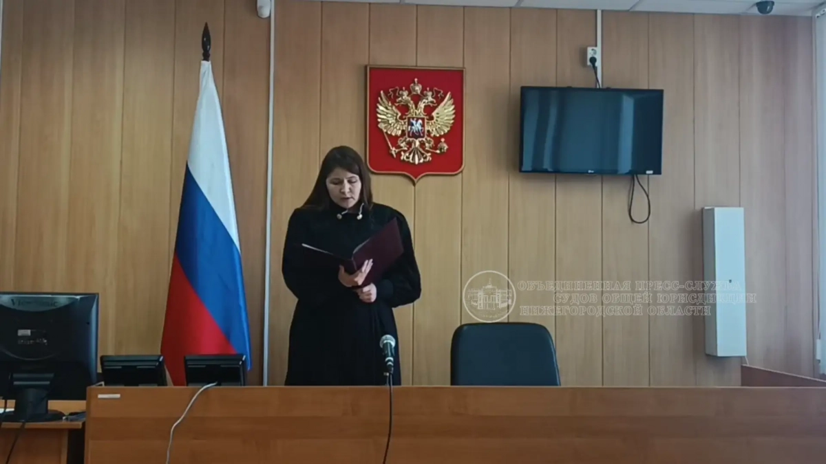 Житель Арзамаса кинул в мужчину тыкву, затем избил его шваброй и чуть не задушил 