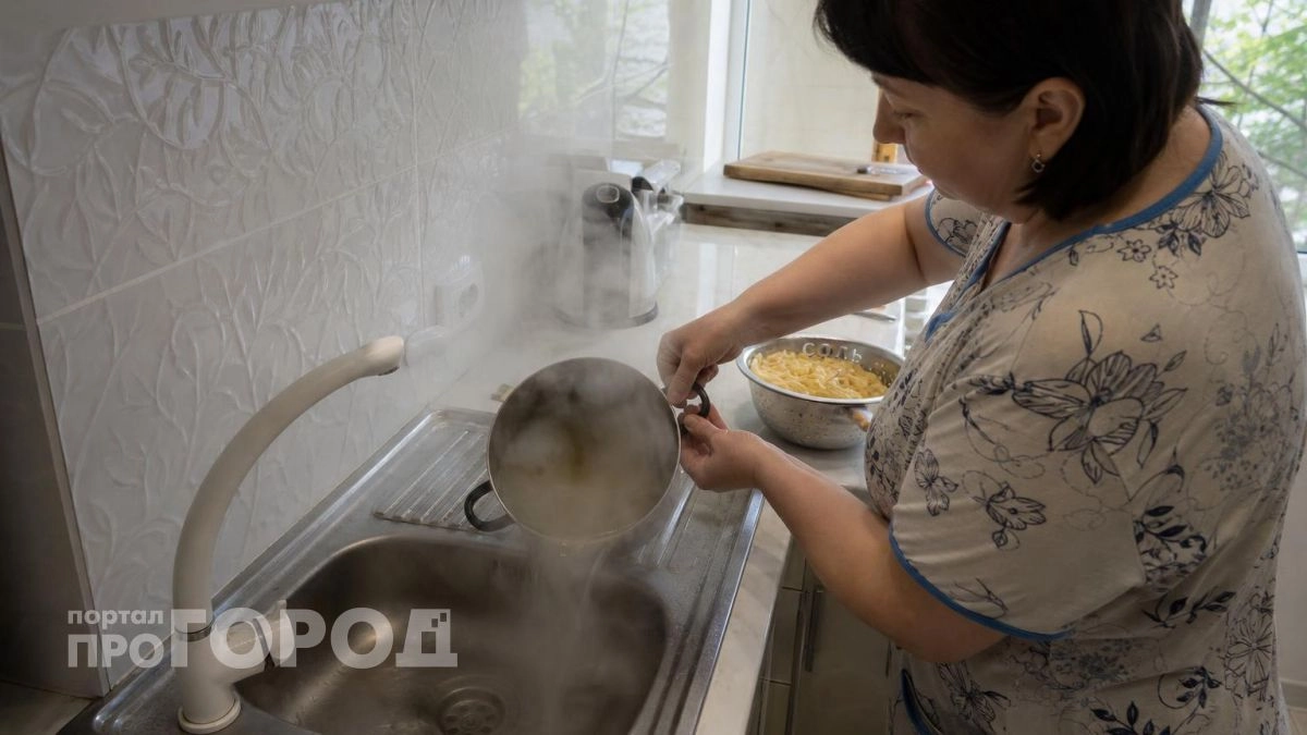 Вы зря сливаете кипяток в раковину: как одна привычка гарантированно уничтожит ваши трубы за копейки