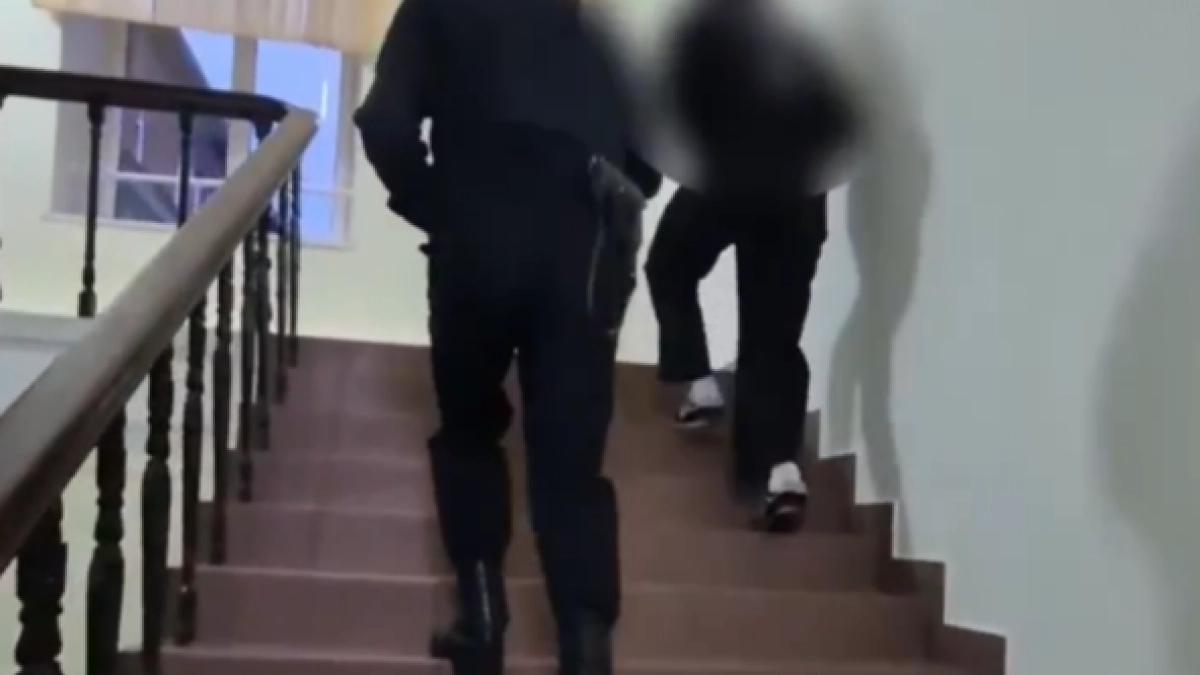 18-летнего "уголовника" доставили в отделение за драку на Рождественской