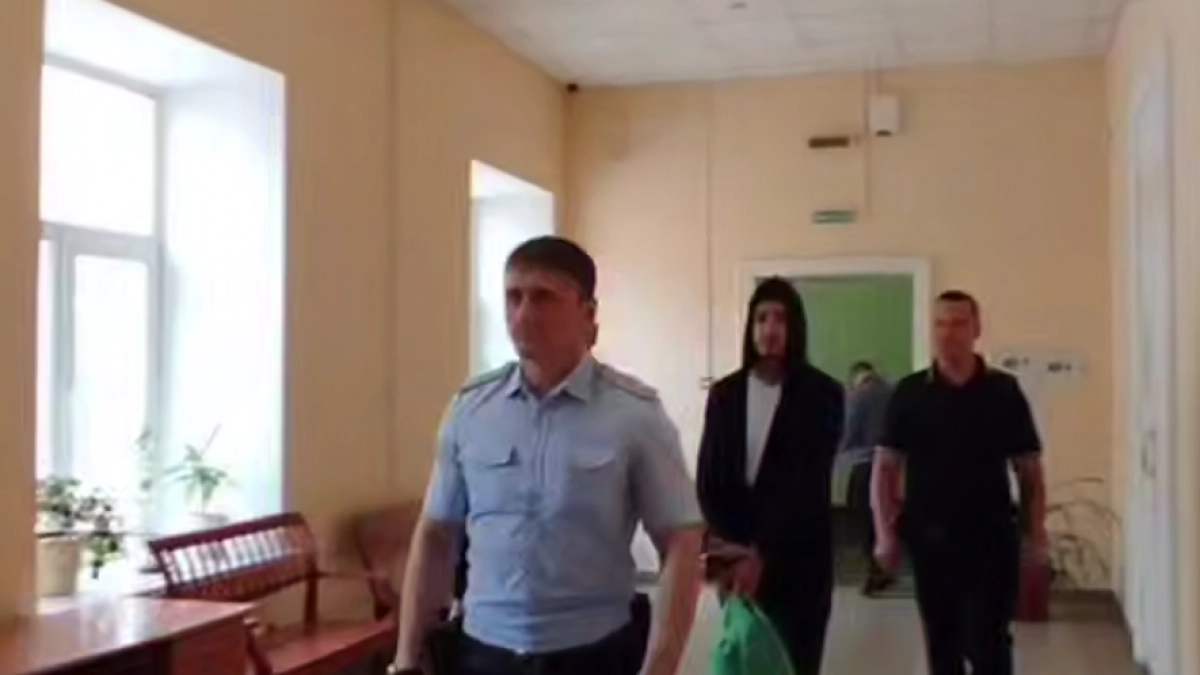 Сына нижегородского бизнесмена доставили в суд после массового ДТП в центре города