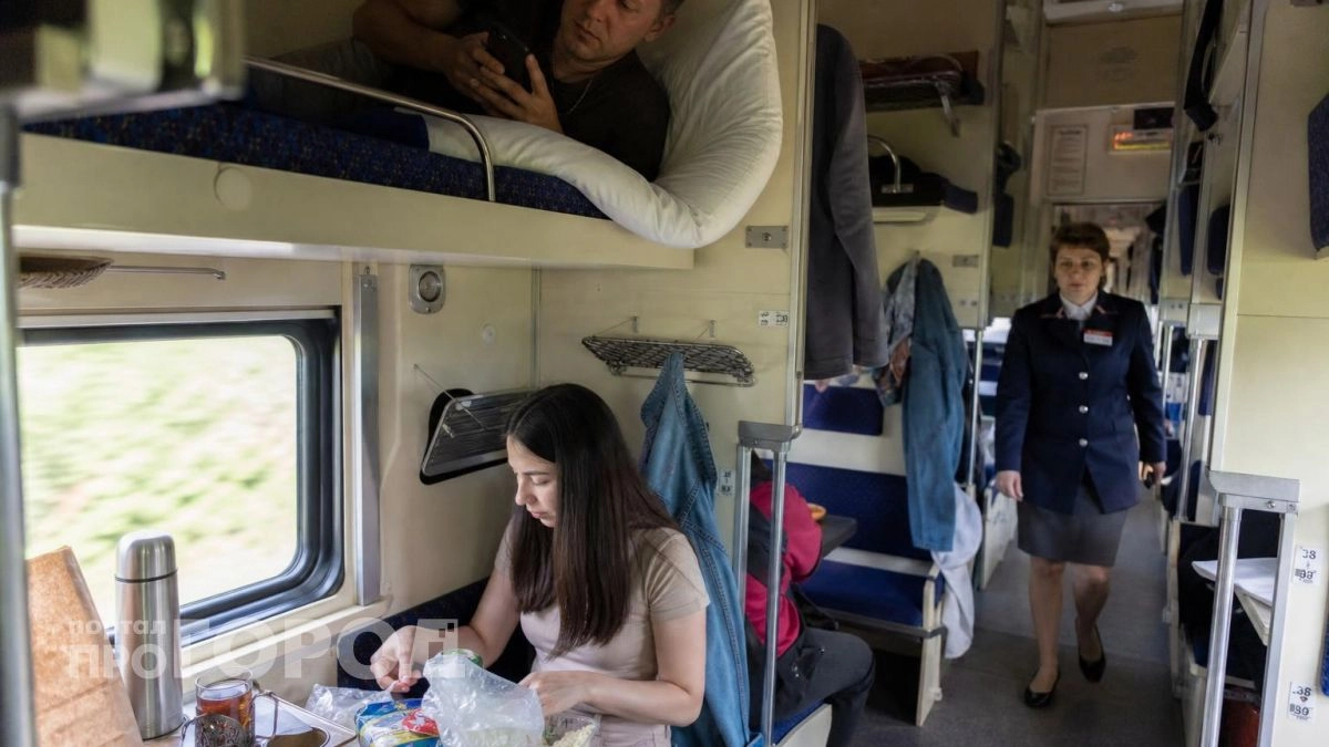 Купила билет на нижнюю полку в плацкарте и столкнулась с наглостью: как я поставила на место попутчика