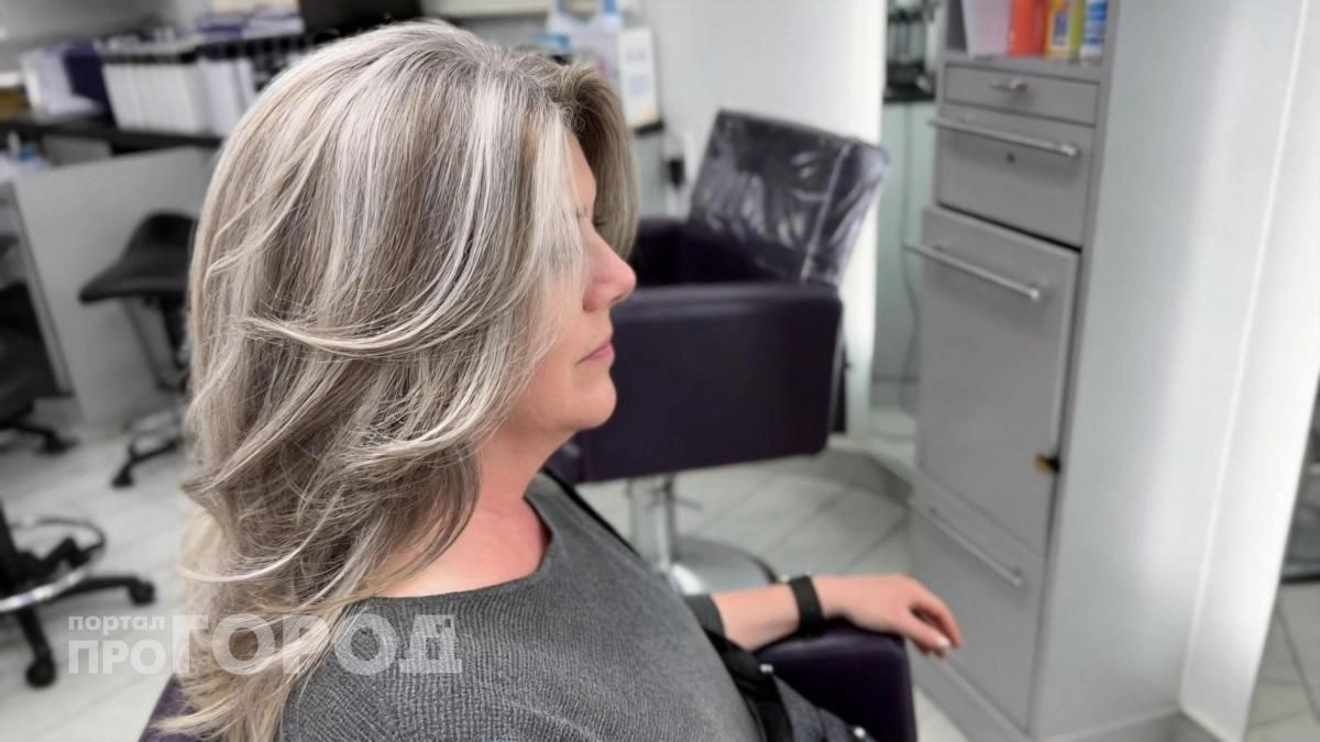 Перестаньте постоянно подкрашивать корни: эта умная техника окрашивания сделает седину частью вашего стиля