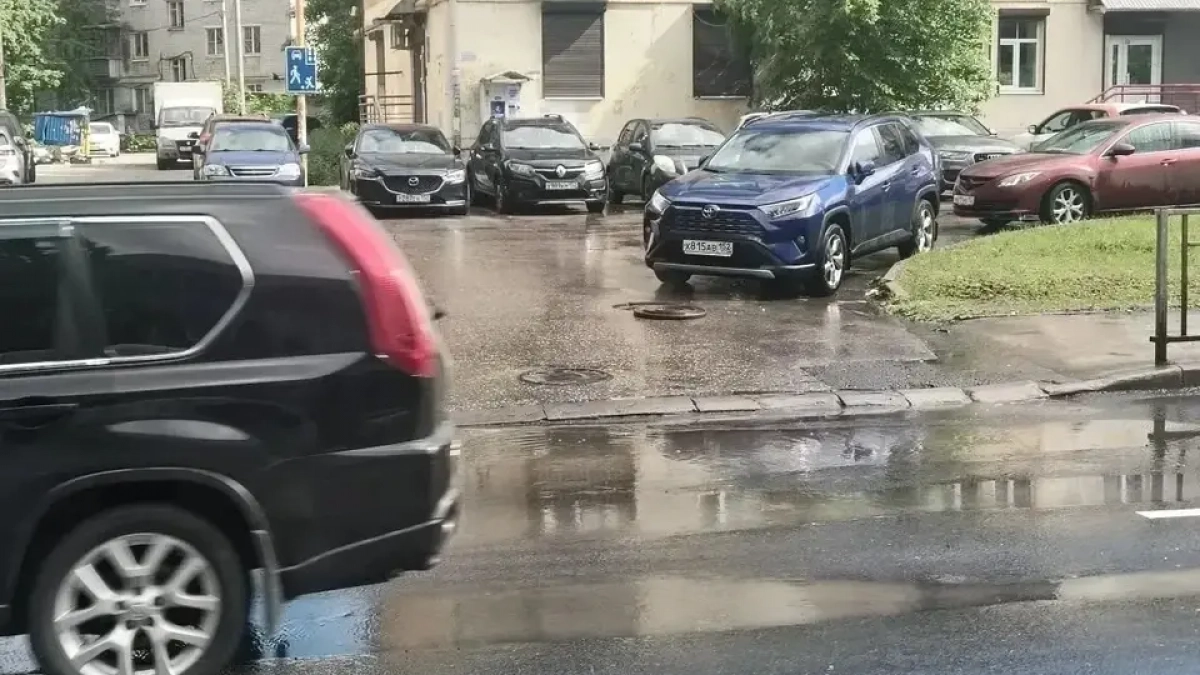 Фонтан высотой с пятиэтажку забил на Окском съезде в Нижнем Новгороде