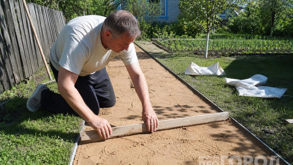 Плитка для садовых дорожек больше не лидер: владельцы домов переходят на новый цветной материал - эффект виден за версту