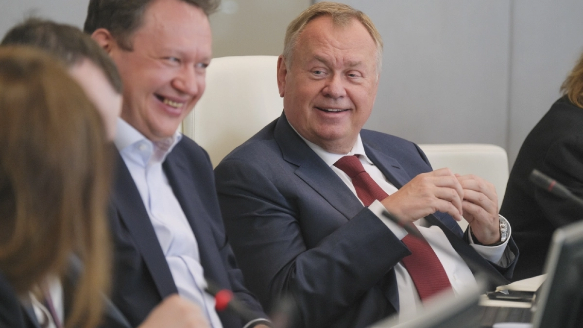 Андрей Костин посоветовал хранить деньги на депозитах и спрогнозировал скорое оживление экономики