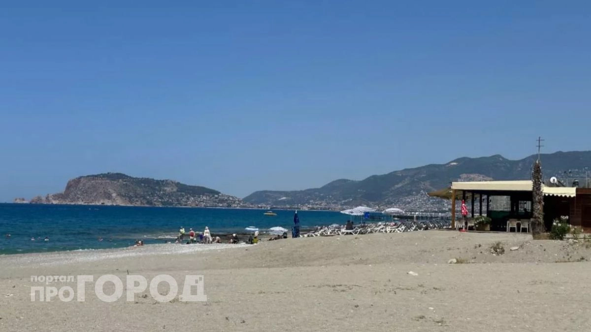 "Купаться невозможно, все сидят на берегу": Черное море преподнесло неприятный сюрприз отдыхающим