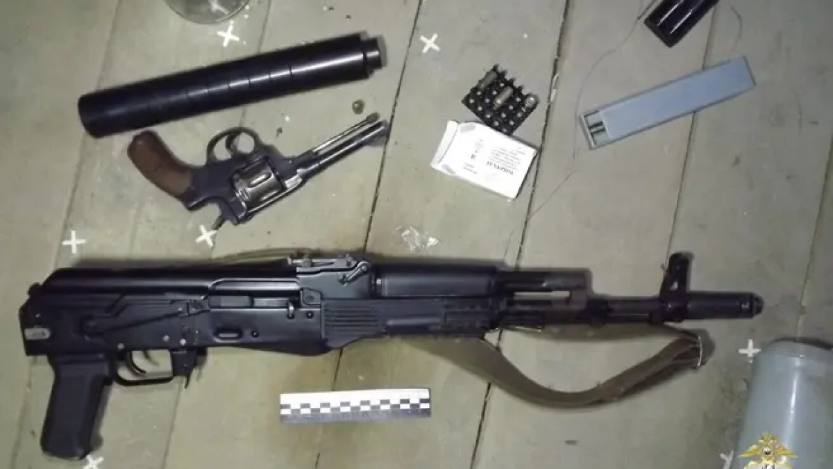 АК-74, два пистолета и порох: арсенал нашли в гараже жителя Дзержинска