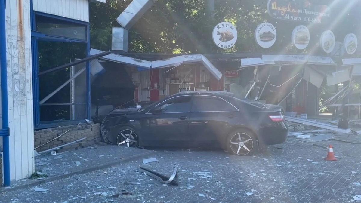 Пьяный водитель Toyota в 5 утра протаранил ларек с шаурмой в Нижнем Новгороде 