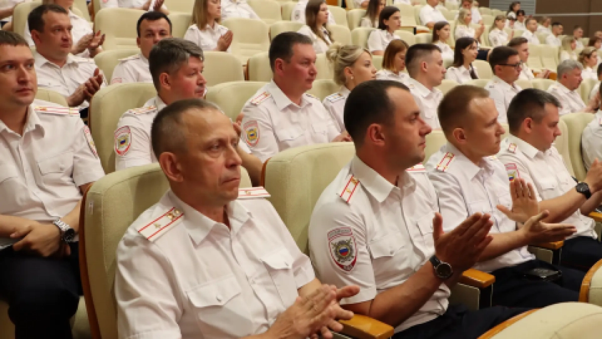 Юрий Арсентьев поздравил нижегородских полицейских с Днем России