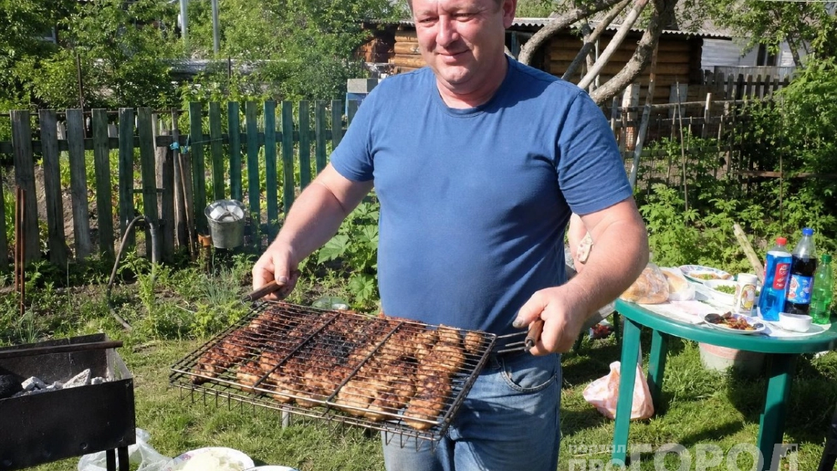 Луковица вместо химии и фольга вместо щётки: шашлычник раскрыл рабочие способы чистки решётки с мангала за 5 мин