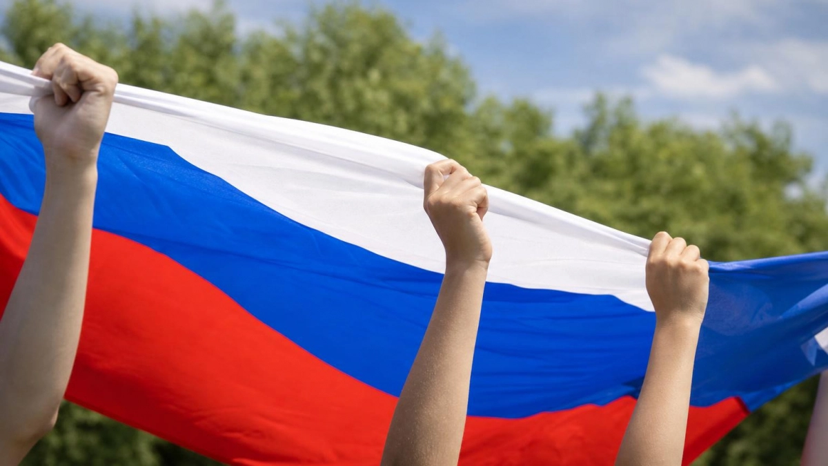 Более 2000 жителей Нижнего Новгорода растянули 100-метровый триколор в День России