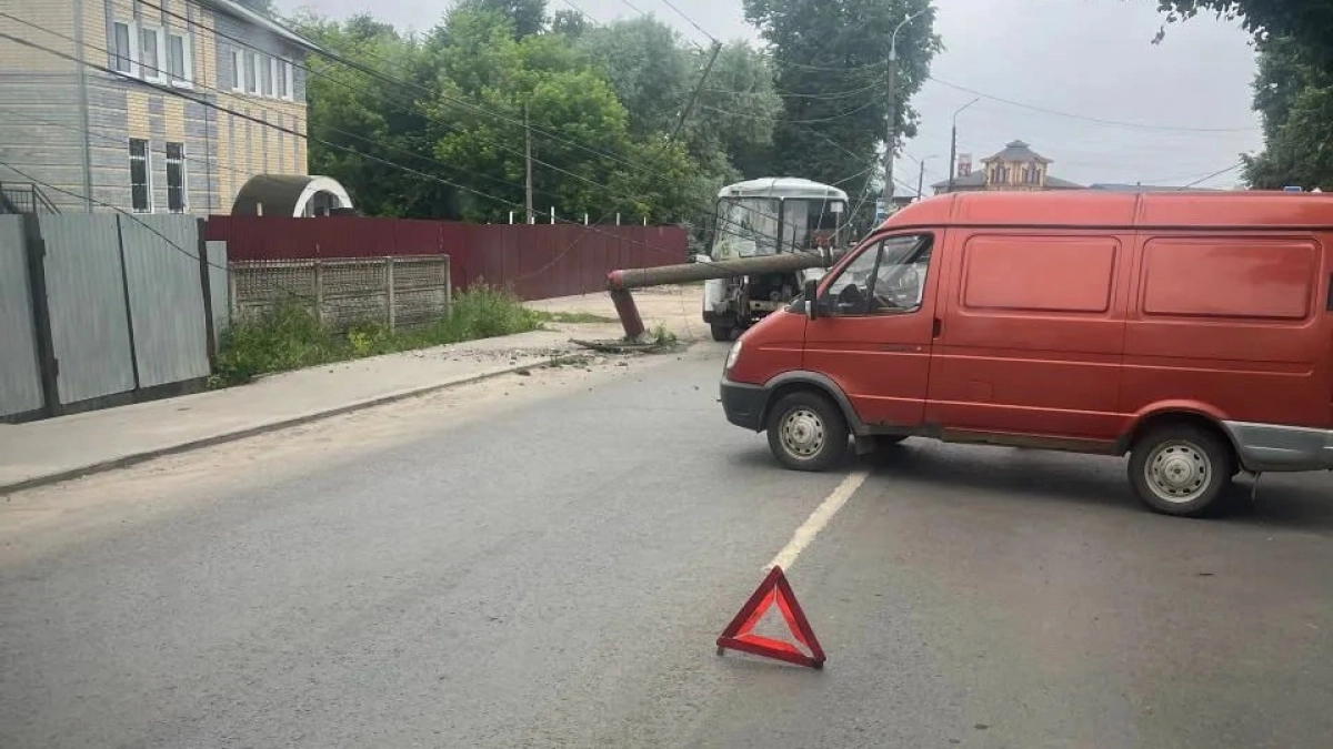 В Павловском районе с утра на дороге автобус влетел в столб