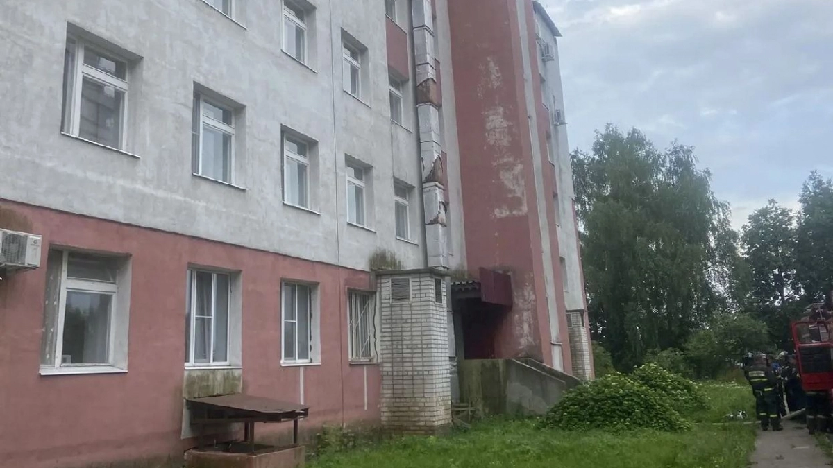 Пожарные спасли людей из горящей больницы в Павлово