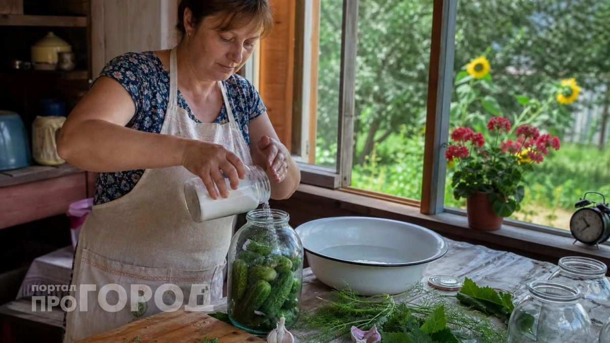 Забудьте про уксус: бабушкин секрет, от которого огурцы хрустят, а банки не взрываются