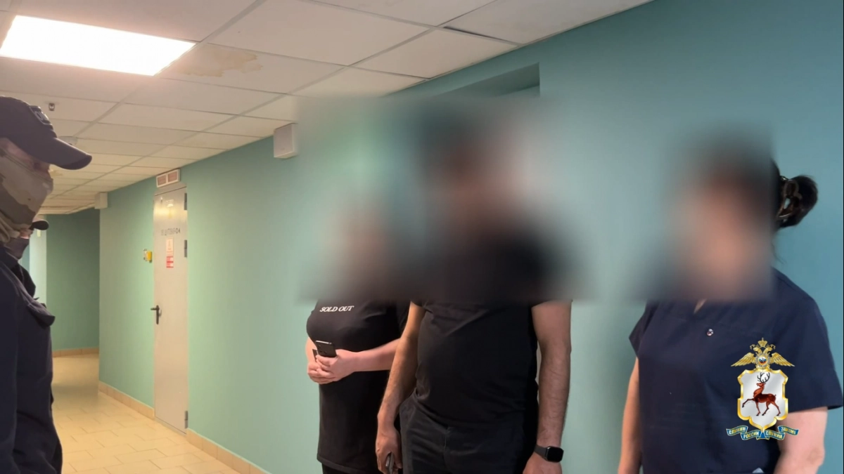 Полицейские проверили ТЦ и кафе в Нижнем Новгороде и нашли "нелегальный клининг"