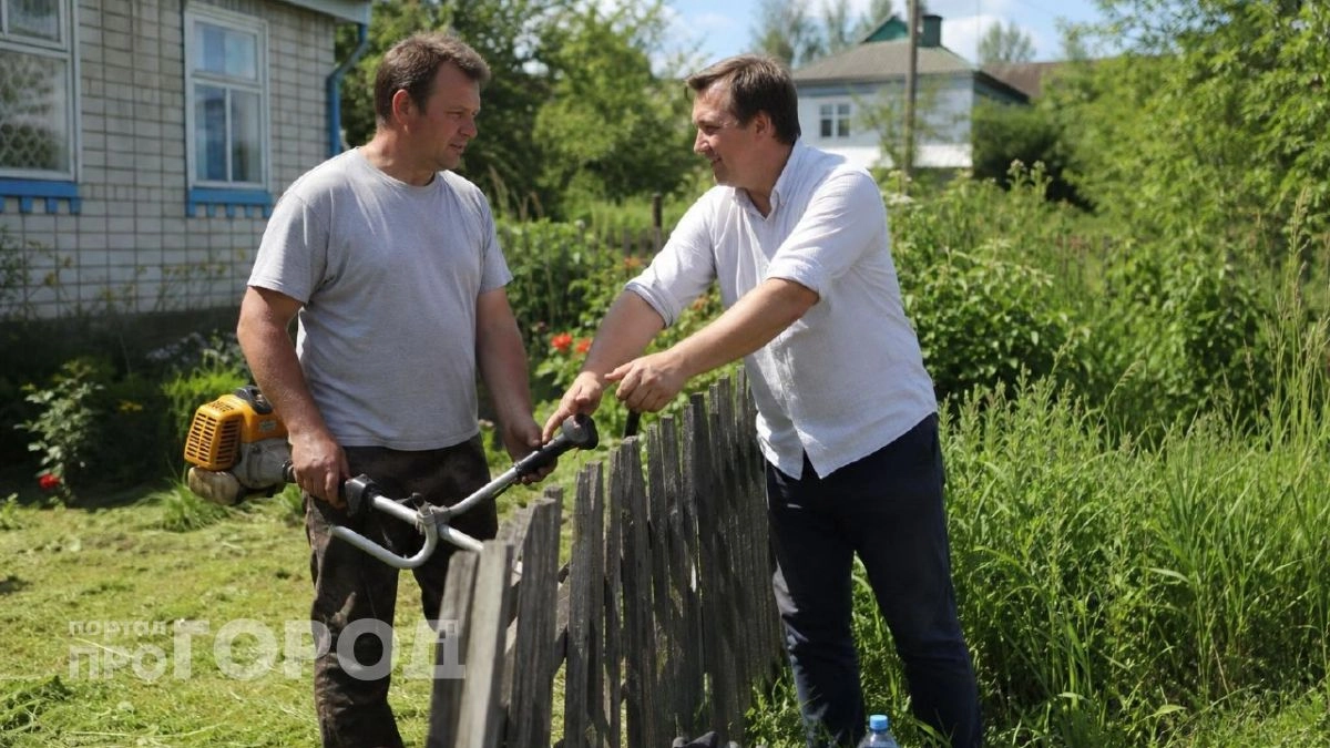 "И зачем так маяться, убери леску с триммера": сосед показал, как легко косить траву и не тратиться на дорогую леску