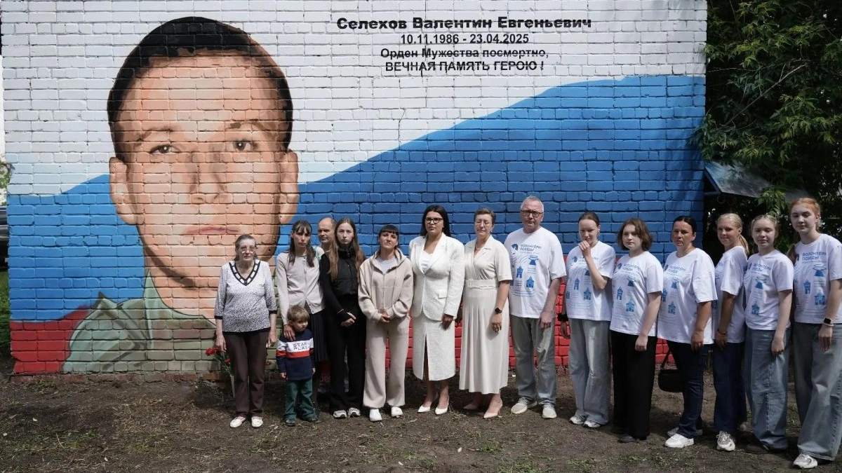 В Нижнем Новгороде открыли граффити герою СВО Валентину Селехову у его дома