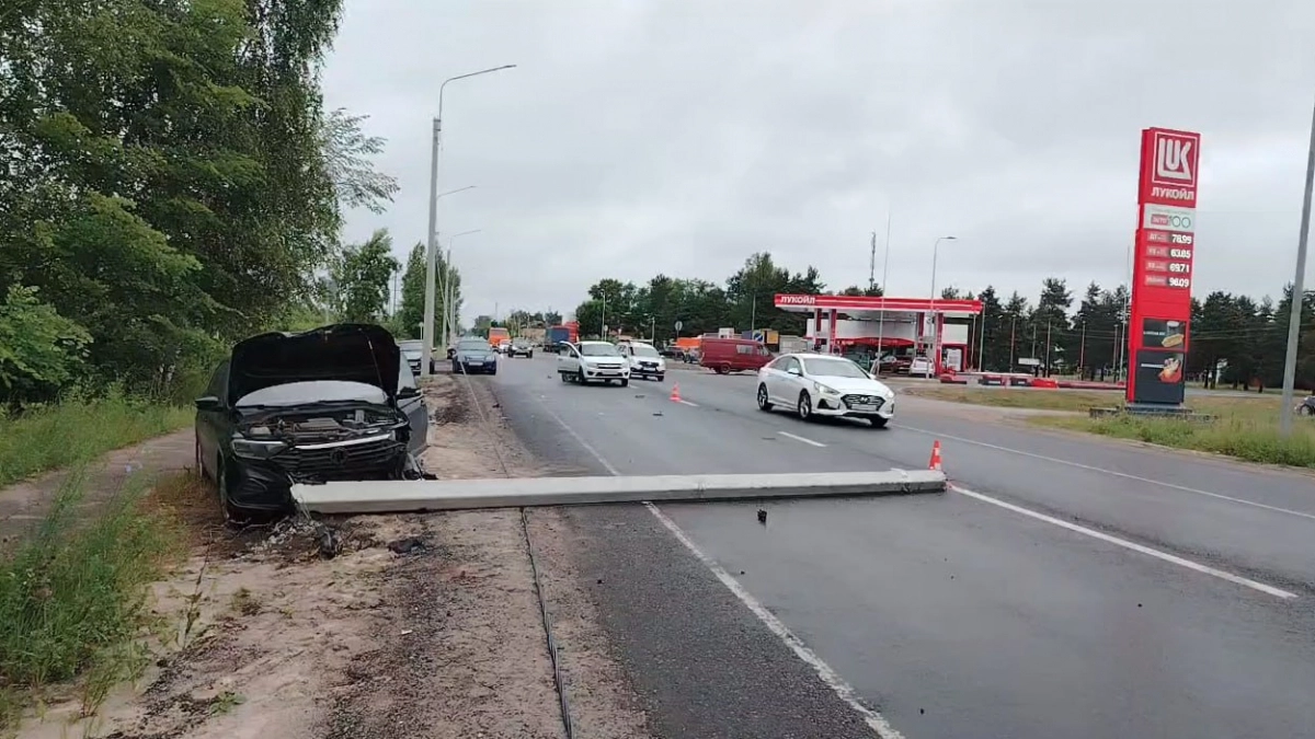 Женщина за рулем Volkswagen в Балахне протаранила Lada Granta и столб