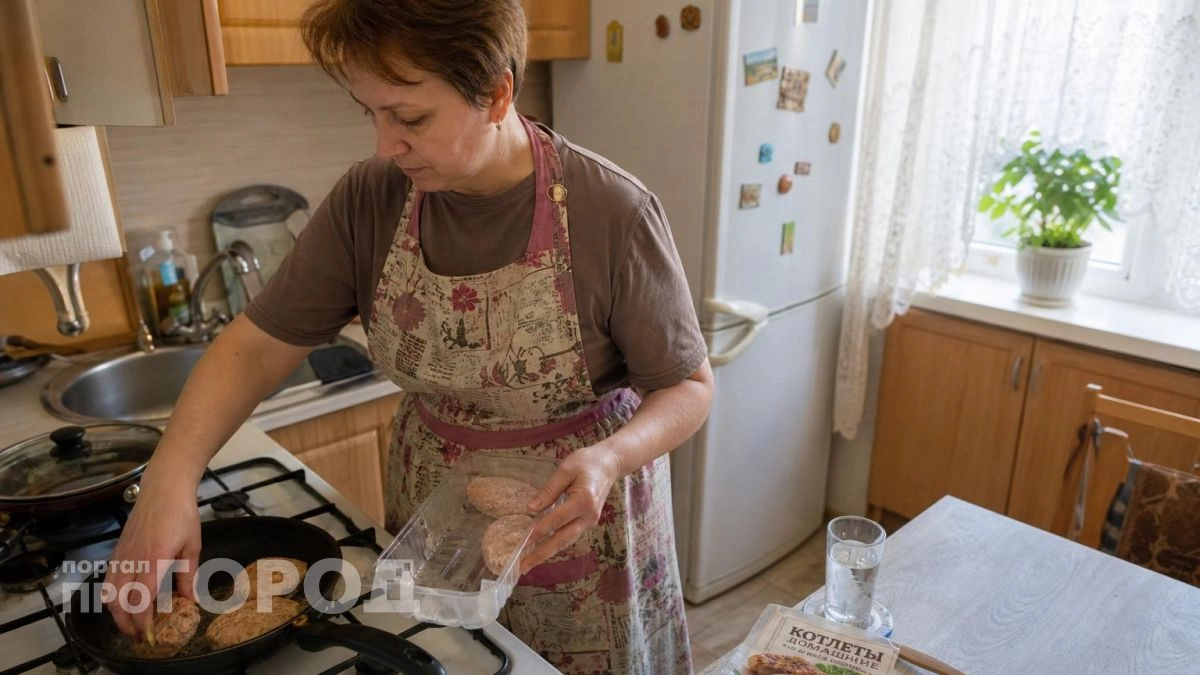 Котлеты постоянно прилипают или остаются сырыми внутри: два простых приема помогут добиться идеальной корочки