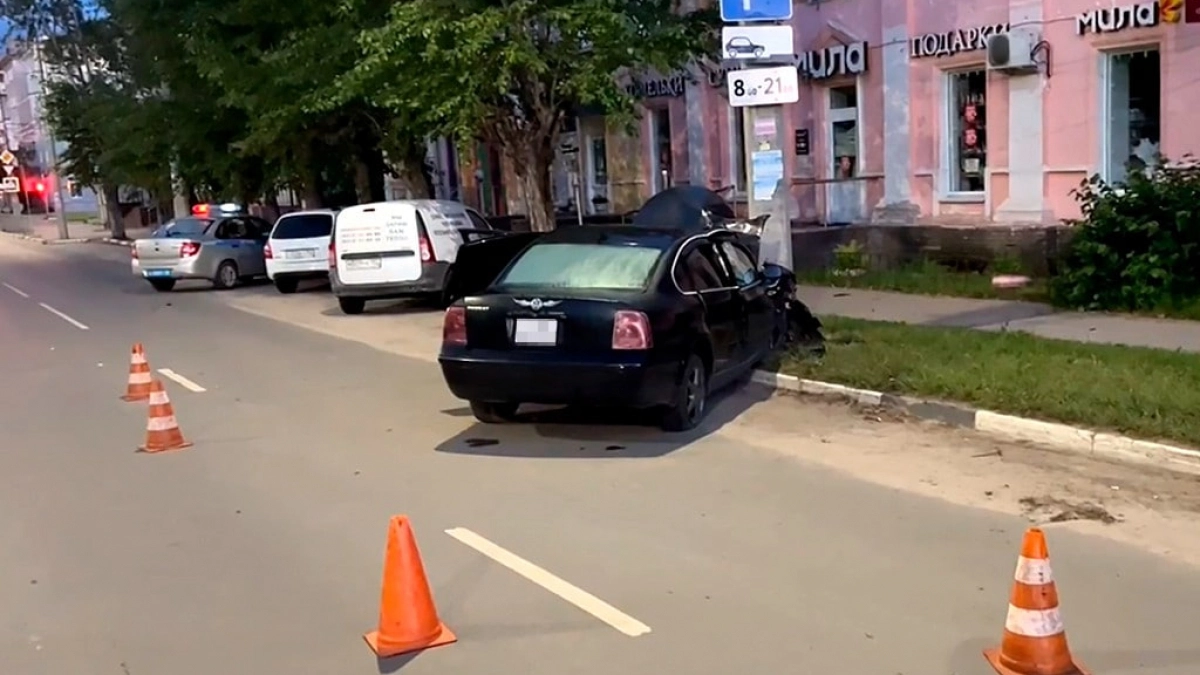 Пьяный водитель иномарки в Дзержинске влетел в столб и обрек на страдания пассажирку