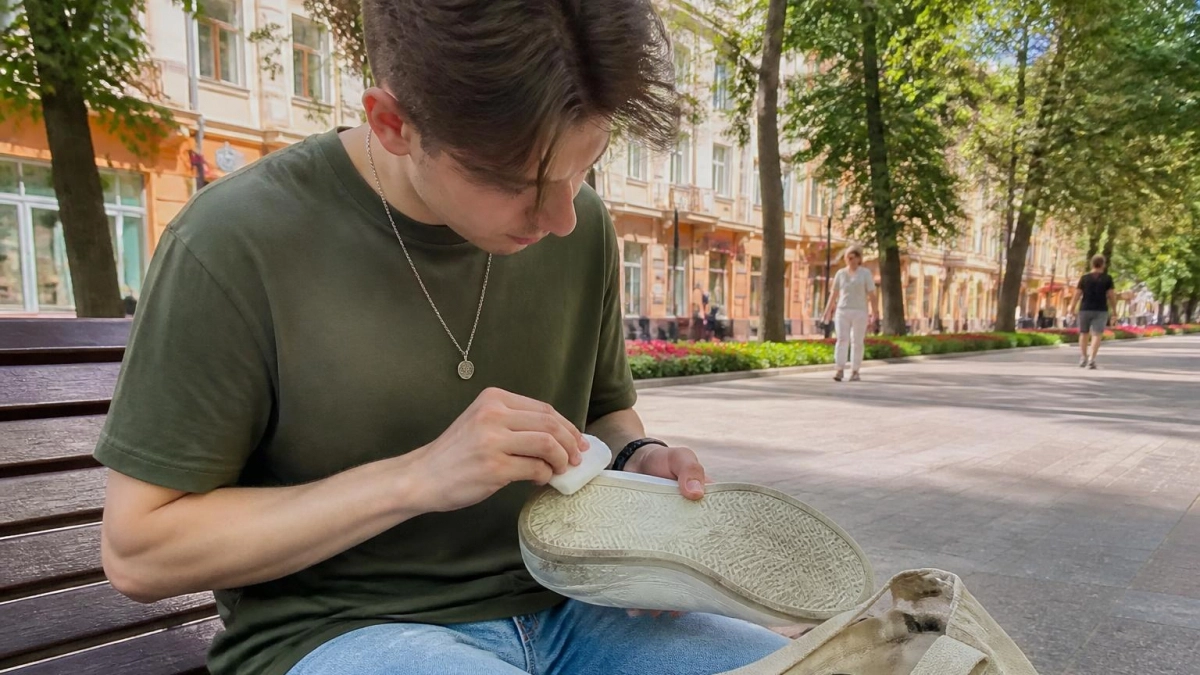 Три капли на ватный диск - и протираем белую подошву: желтые пятна исчезают на глазах