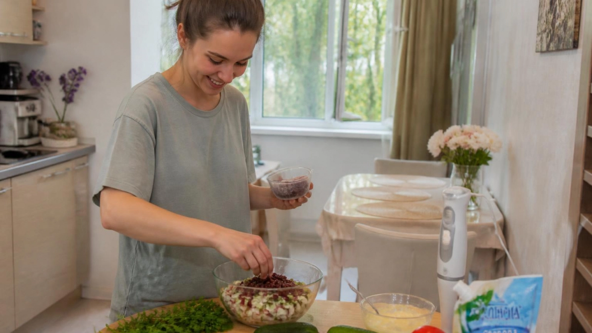 Новый любимчик семьи: вкуснейший салат из 3 продуктов без варки — делаю на скорую руку