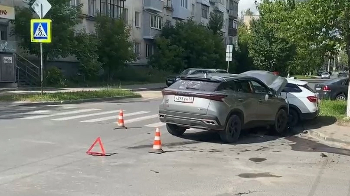 В Дзержинске 2 человека пострадали из-за аварии на перекрестке