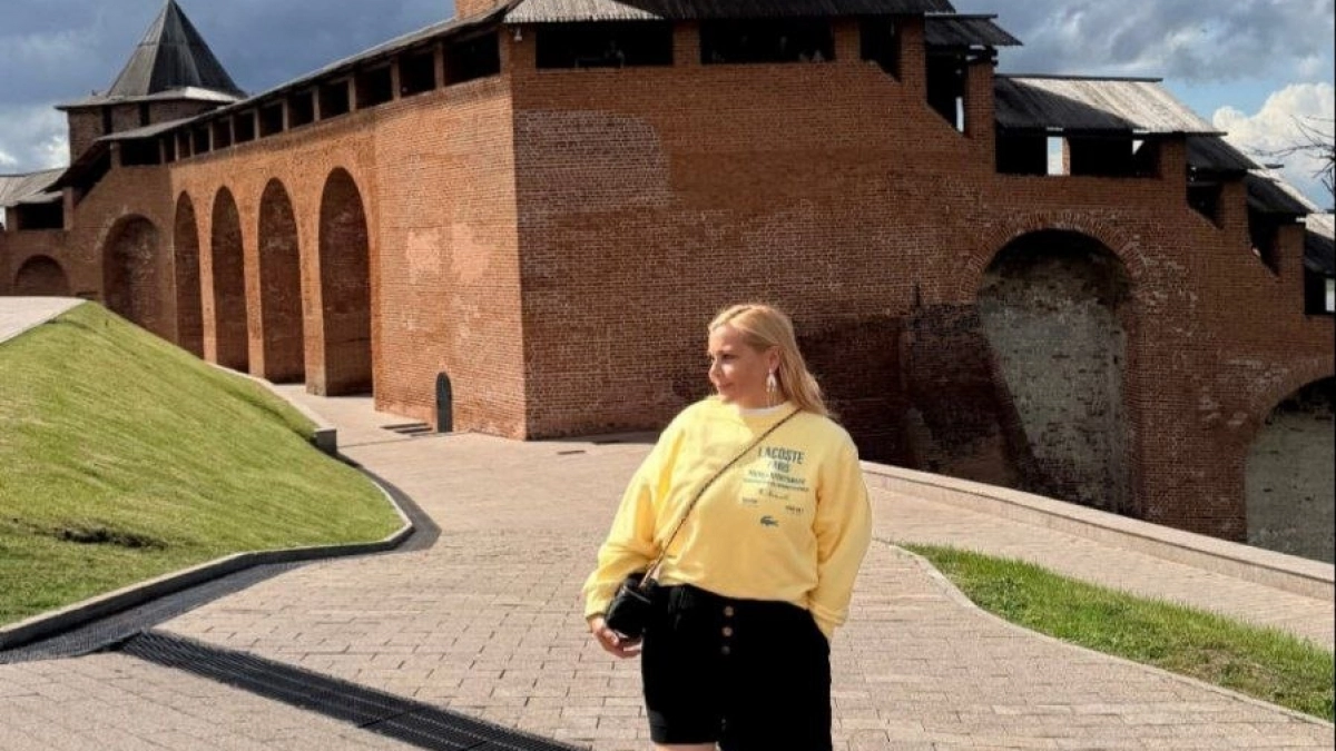 Актриса Ирина Пегова прогулялась по Нижегородскому кремлю с зонтиком и оценила местные газоны