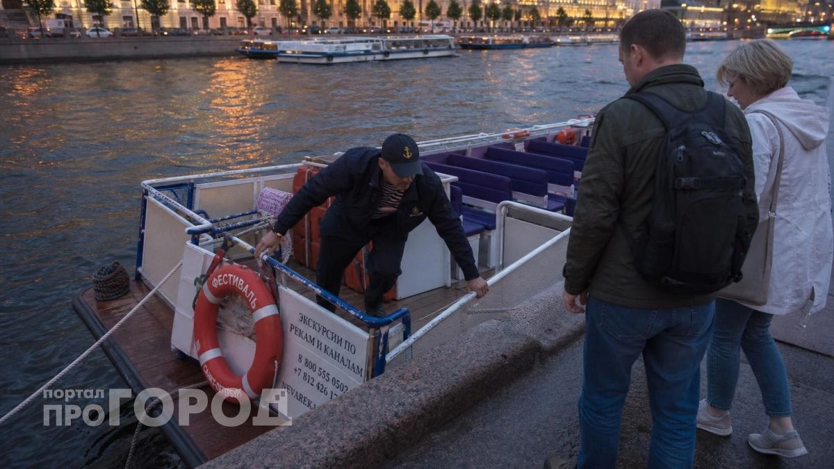 Спросила капитана катера в Петербурге: как они выбираются на берег в местах без причалов и лестниц