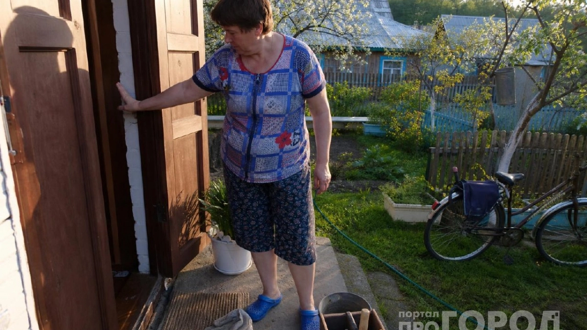Старую деревянную дверь хотела выбросить, но передумала:  обновила ее простым способом — теперь как из модного журнала