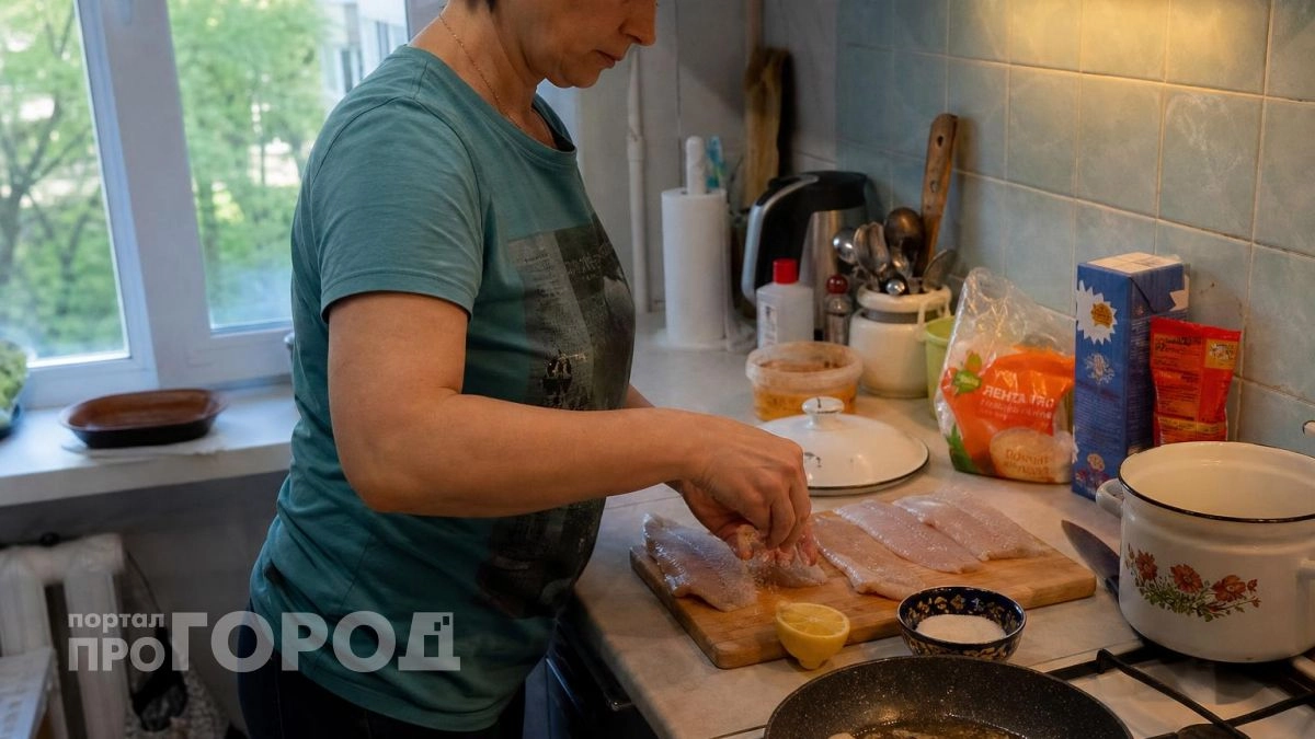 Натираю рыбу сахаром перед жаркой: этот простой прием гарантирует идеальную золотистую корочку как в ресторане