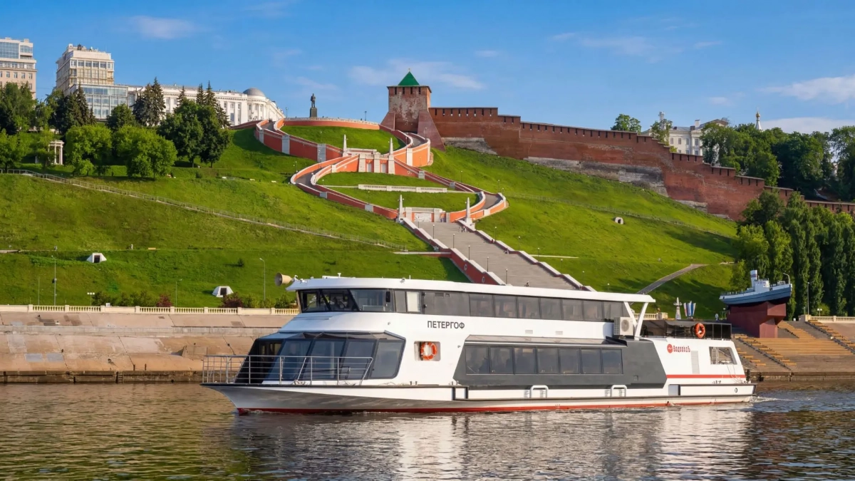 Электросудно с рестораном начало работать на прогулочном маршруте в Нижнем Новгороде 