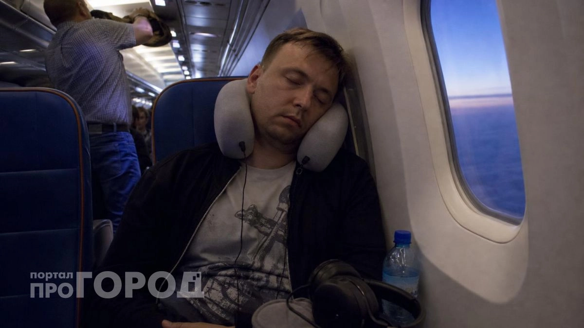 Больше не мучаюсь в полете: повторяю простой трюк соседа по креслу и сплю всю дорогу как в своей кровати