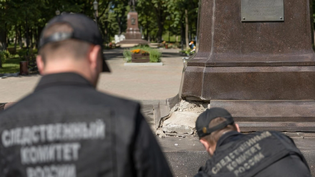 СК проверяет состояние памятника Маяковскому в Дзержинске после обрушения облицовки