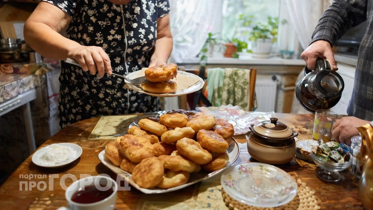 Взбиваем кефир с майонезом — и печем нежные пышки к чаю: домашние съедят моментально