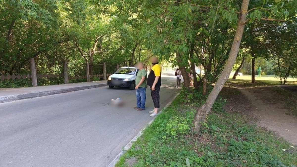 В Сормове семилетний мальчик на самокате попал под машину на опасном участке