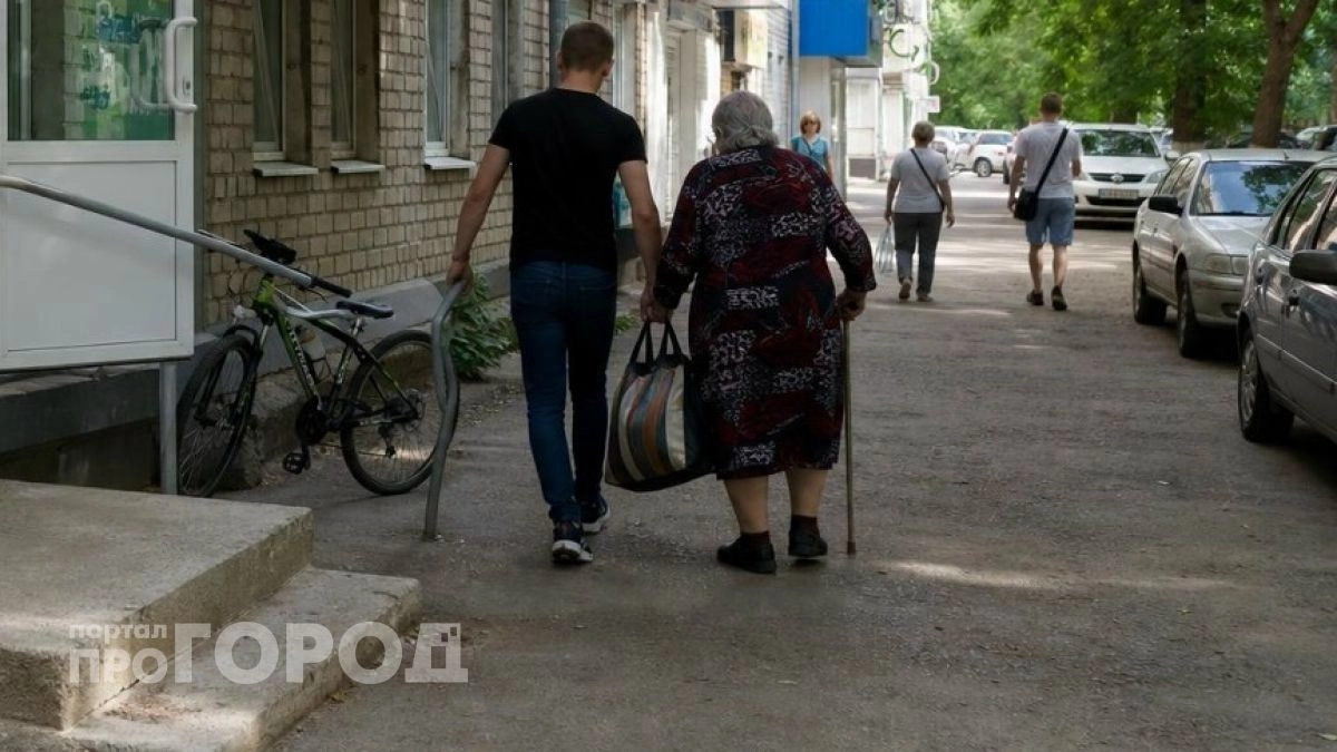 После разговора по телефону нижегородская пенсионерка вынесла в подъезд 200 000 рублей в пакет из-под молока